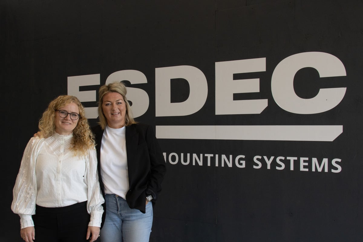 Gittan Heijkoop en Anne Brandt voor Esdec Logo door KOPexpo