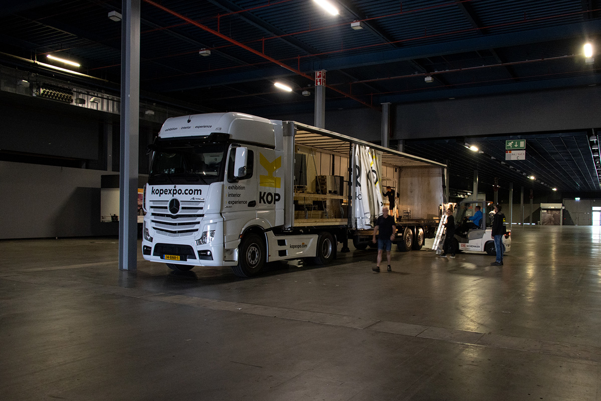 Het uitpakken van de KOPexpo vrachtwagen tijdens de Webwinkel Vakdagen
