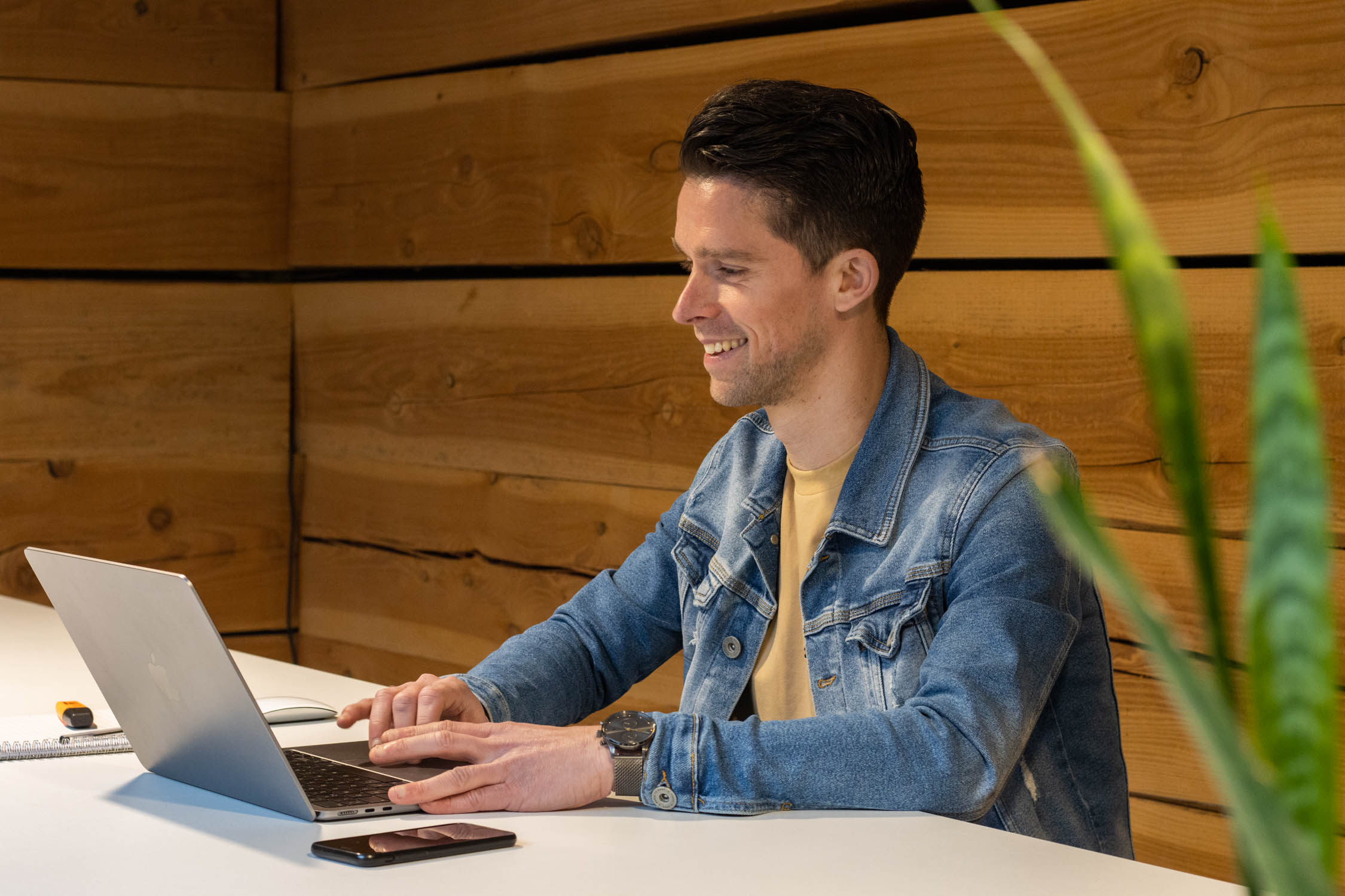 Accountmanager Wouter aan het werk bij KOP