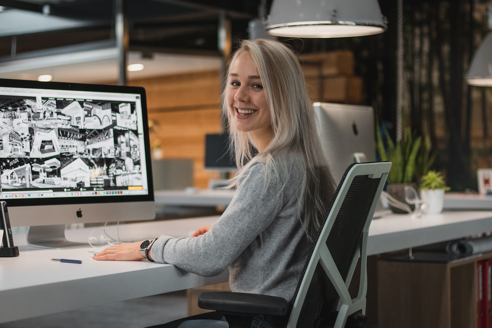 Lieke achter haar bureau in het KOP kantoor